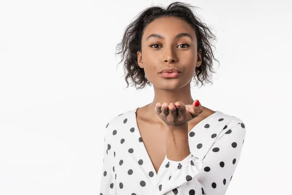 Hermosa mujer afroamericana con cabello afro sobre fondo blanco aislado mirando a la cámara soplando beso —  Fotos de Stock