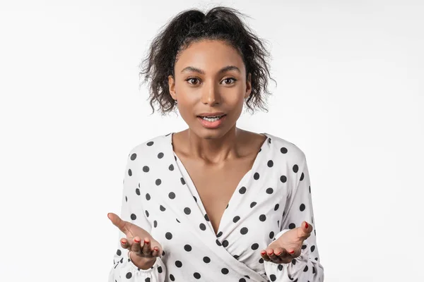 Modelo africano que expresa emociones sorprendidas mientras posa sobre el fondo —  Fotos de Stock