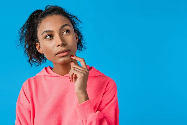 Hermosa mujer africana joven pensativa casualmente vestido de pie aislado sobre fondo azul —  Fotos de Stock