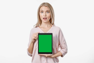 Beyaz arka planda izole edilmiş tablet bilgisayar gösteren beyaz bir kadın.