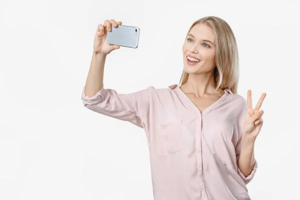 Porträtt av attraktiv kvinna att göra selfie foto på smartphone isolerad på vit bakgrund — Stockfoto