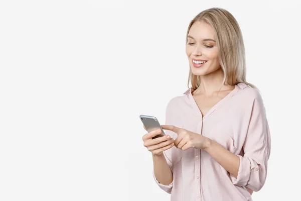 Glada flicka som håller mobiltelefon isolerad över vit bakgrund — Stockfoto