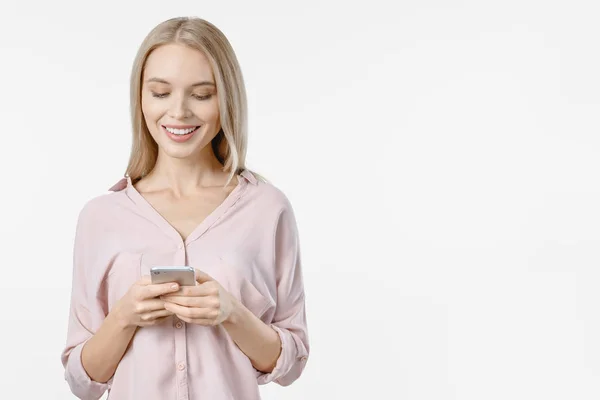 Portrét veselé dívky držící mobilní telefon izolované přes bílé pozadí — Stock fotografie