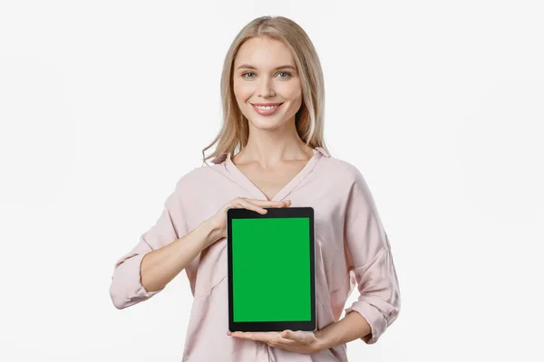 Mulher branca jovem mostrando computador tablet isolado em fundo branco — Fotografia de Stock