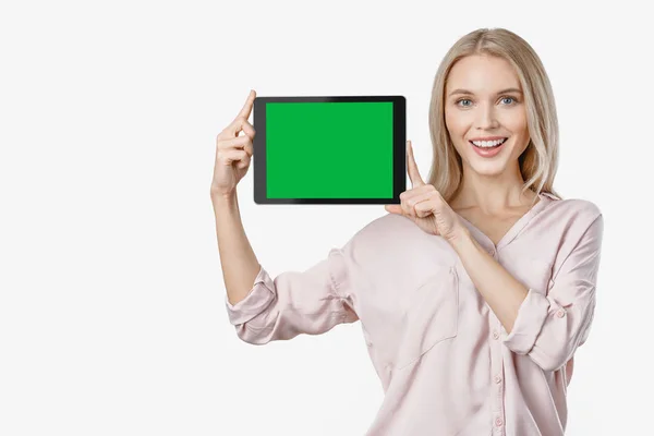 Imagem de mulher caucasiana alegre mostrando exibição de tablet digital — Fotografia de Stock
