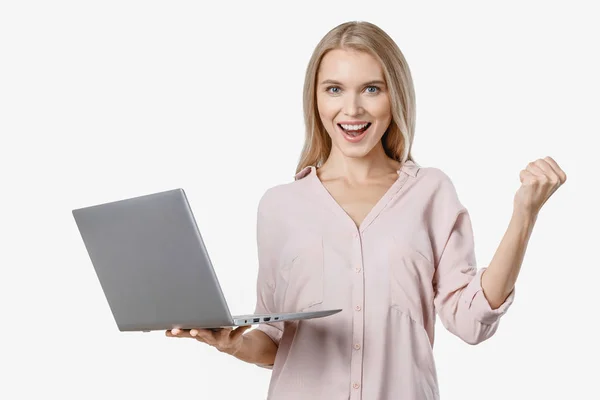Mulher bonita trabalhando usando laptop computador sobre fundo branco fazendo gesto vencedor. Conceito de celebração . — Fotografia de Stock