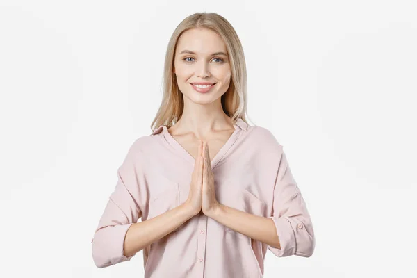 Mujer caucásica cogida de la mano en namaste o oración, practicando yoga y meditando —  Fotos de Stock