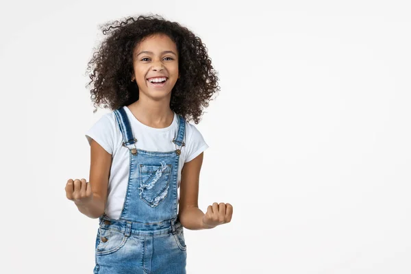 Divertida felicidad y victoria chica gritando con las manos aisladas sobre fondo blanco . — Foto de Stock