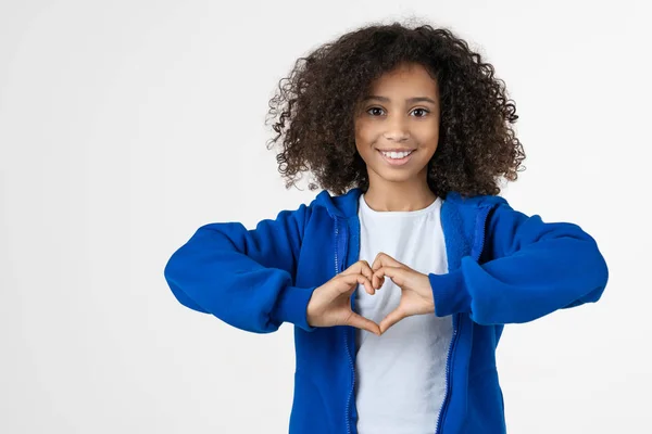 Joven africano niña mostrando corazón amor gesto aislado sobre blanco pared fondo — Foto de Stock