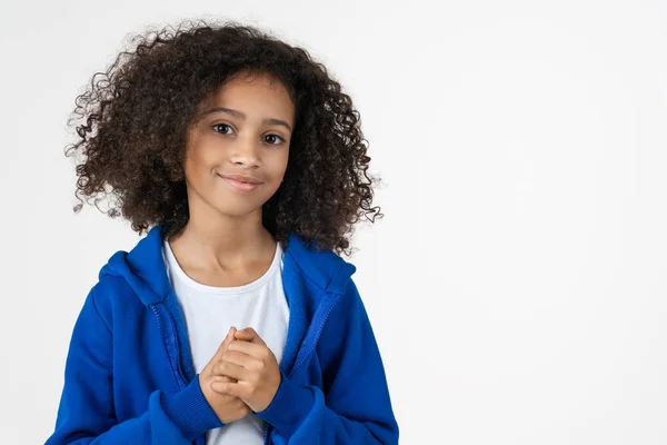 Retrato de linda niña preadolescente africana sobre fondo blanco — Foto de Stock