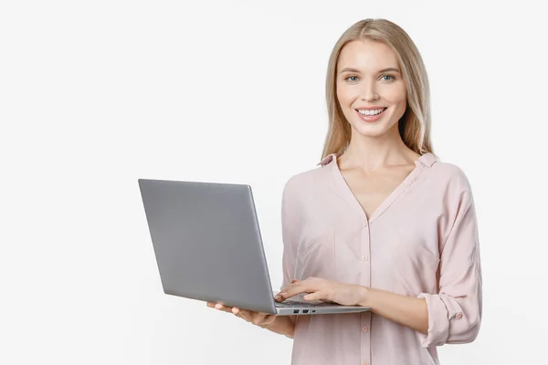 ?appy mulher sorridente no laptop segurando casual com olhar na câmera — Fotografia de Stock