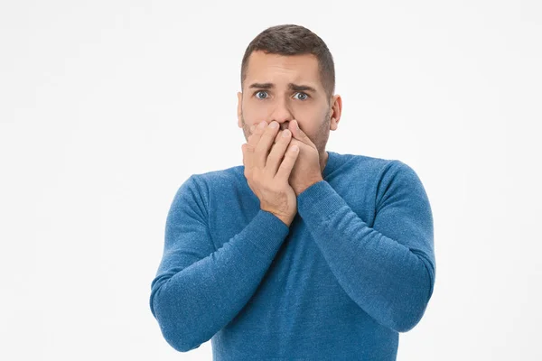 Junger kaukasischer Mann nervös und verängstigt, als er die Hände vor den Mund legt, vor isoliertem weißem Hintergrund — Stockfoto