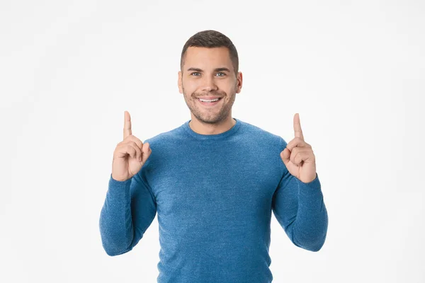 Lächelnder Mann zeigt mit dem Finger auf Kopierraum auf weißem Hintergrund — Stockfoto