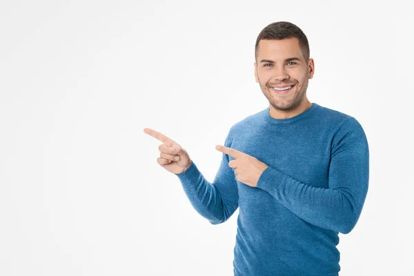 Uomo caucasico che punta con le dita e guardando la fotocamera isolata su sfondo bianco — Foto Stock