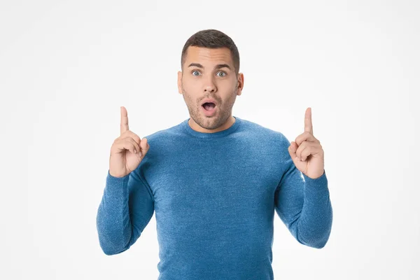 Aufgeregter Mann zeigt mit dem Finger auf Kopierraum auf weißem Hintergrund — Stockfoto