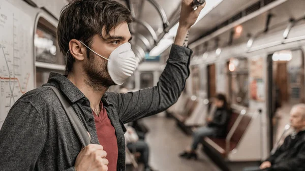 Gros Plan Jeune Homme Portant Masque Protecteur Dans Train Métro — Photo