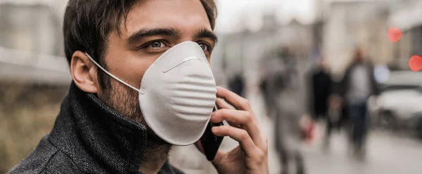 Panoramautbilde Ung Mann Med Maske Forhindre Virus Beskyttelse Mens Han – stockfoto