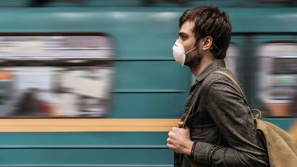 Man Draagt Gezichtsmasker Voor Bescherming Metrostation Platform — Stockfoto