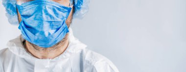 Koronavirüse karşı koruyucu maske takan doktorun kopyalanmış görüntüsü. Tıbbi personelin panoraması