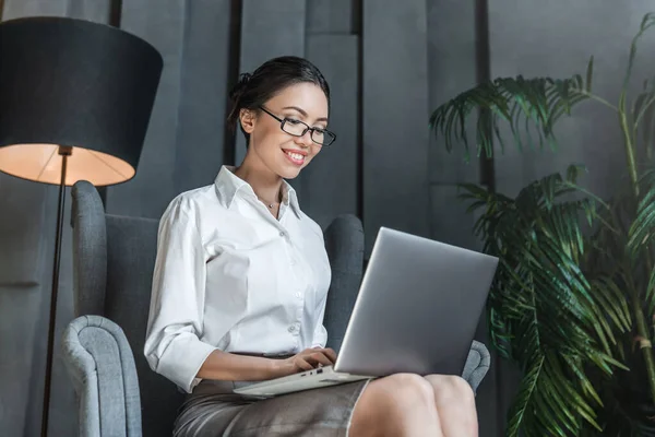 Fröhliche Unternehmerin Sitzt Mit Laptop Lobby — Stockfoto