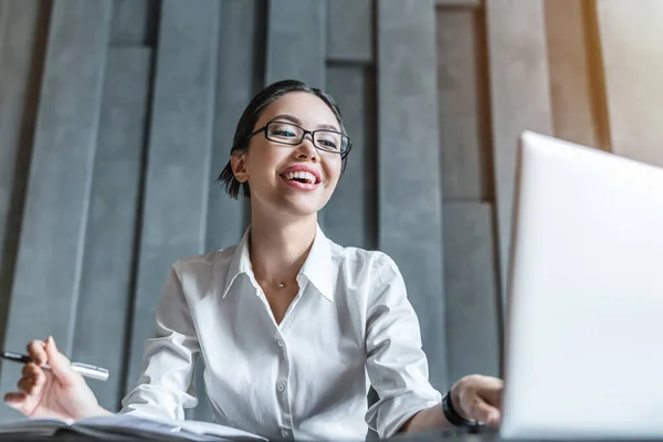 Retrato Hermosa Mujer Joven Sonriendo Mientras Mira Pantalla Del Ordenador —  Fotos de Stock