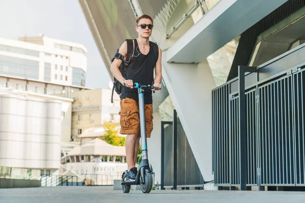 Turista Masculino Atraente Óculos Sol Montando Scooter Elétrico Rua Cidade — Fotografia de Stock