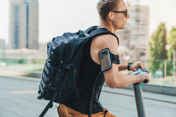 Seitenansicht Eines Jungen Mannes Lässiger Fahrt Mit Einem Elektroroller Durch — Stockfoto