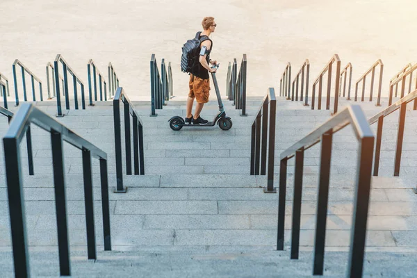 Jovem Montando Scooter Elétrico Rua Cidade Enquanto Passa Dia Fim — Fotografia de Stock