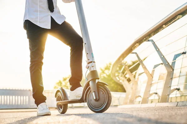 Cortado Jovem Preparando Para Andar Scooter Elétrico Pela Cidade — Fotografia de Stock