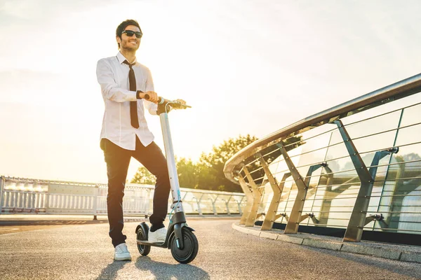 Glimlachende Man Een Zonnebril Paardrijden Een Kick Scooter Stad Straat — Stockfoto