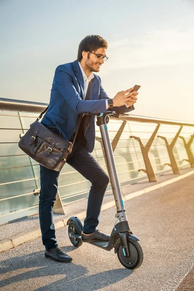 Tiro Vertical Jovem Homem Moderno Usando Telefone Inteligente Condução Scooter — Fotografia de Stock