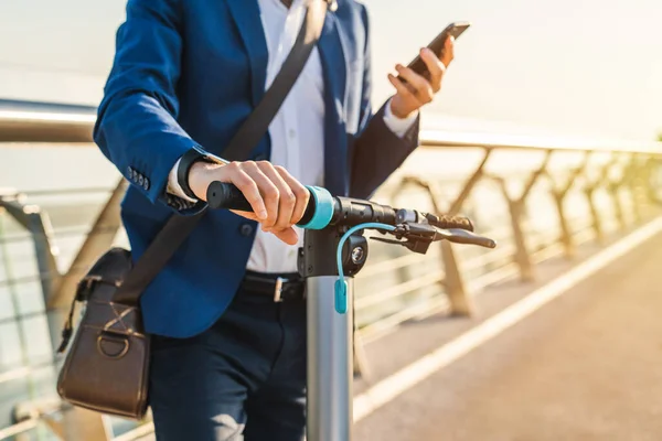 Zugeschnittenes Bild Eines Geschäftsmannes Der Sein Handy Auf Seinem Elektroroller — Stockfoto