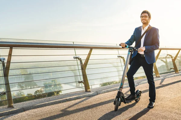 Jovem Homem Negócios Terno Montando Uma Scooter Elétrica Nas Ruas — Fotografia de Stock