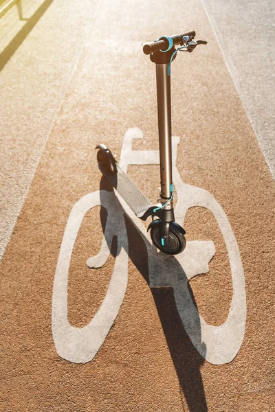 Vertical Shot Electric Scooter Kick Scooter Cityscape Bicycle Road Sign — Stock Photo, Image