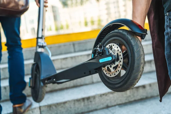 Genç Erkekler Yakın Mesafede Elektrikli Scooter Taşıyorlar Çevre Dostu Ulaşım — Stok fotoğraf