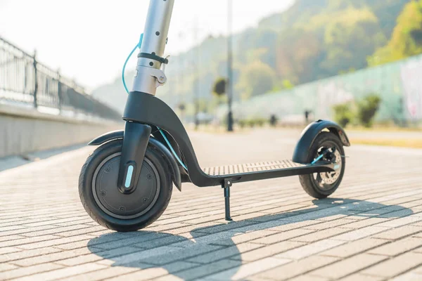 Scooter Elétrico Como Tecnologia Moderna Para Jovens Transporte Ecológico Cidade — Fotografia de Stock