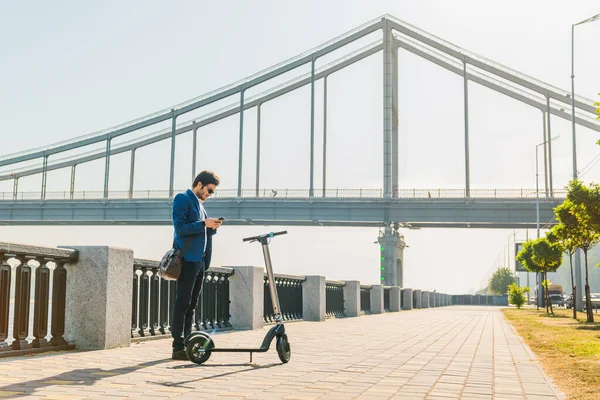 Empresário Usando Celular Enquanto Parado Scooter Elétrico Rua Cidade — Fotografia de Stock