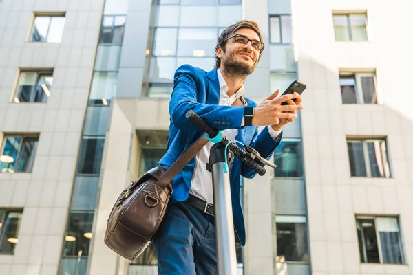 Tiefansicht Eines Jungen Geschäftsmannes Mit Smartphone Und Elektroroller Der Nähe — Stockfoto