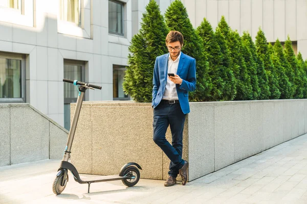 Jongeman Met Smartphone Met Elektrische Scooter Straat Modern Ecologisch Transportconcept — Stockfoto