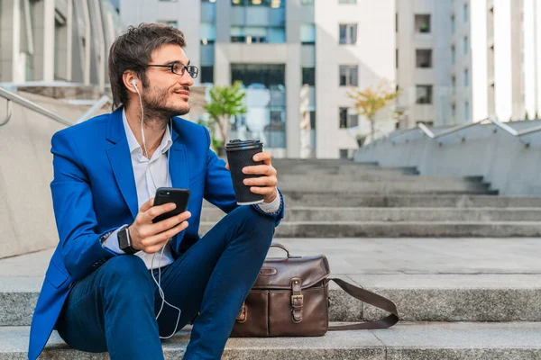 Schöner Geschäftsmann Hört Musik Vom Smartphone Und Genießt Kaffee Freien — Stockfoto