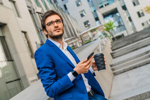 Besorgter Geschäftsmann Offizieller Kleidung Mit Smartphone Auf Der Straße — Stockfoto