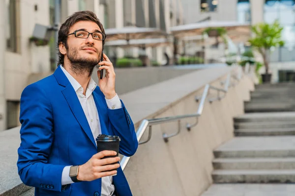 Attraktiver Junger Geschäftsmann Anzug Steht Mit Kaffeebecher Zum Mitnehmen Draußen — Stockfoto