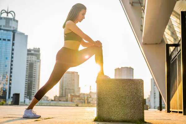 Junge Fitness Läuferin Streckt Vor Dem Laufen Die Beine — Stockfoto