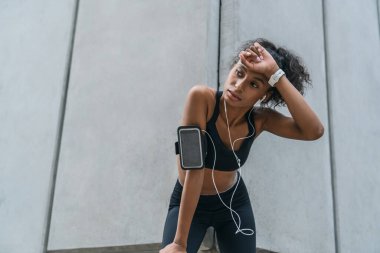 Kadın koşucu, yoğun antrenman sonrası dinleniyor.