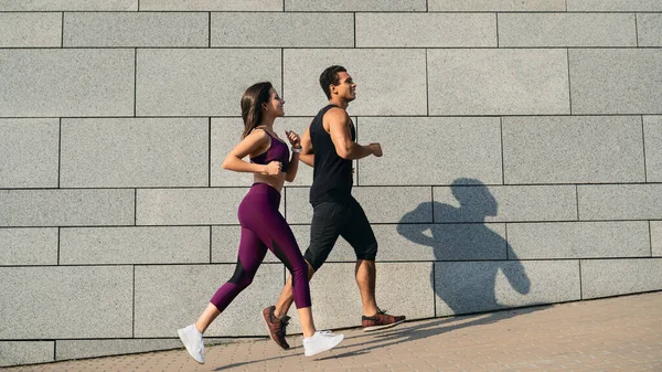 Χαμογελώντας Γυναίκες Και Άνδρες Αθλητές Που Τρέχουν Αστικό Δρόμο Κατά — Φωτογραφία Αρχείου