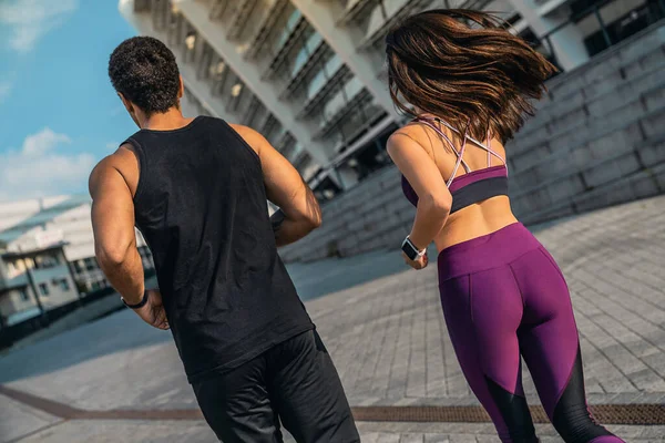 Visão Traseira Jovem Casal Roupas Esportivas Correndo Através — Fotografia de Stock