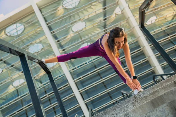 Blank Jong Meisje Stretching Haar Been Voor Het Lopen Terwijl — Stockfoto