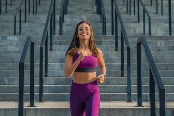 Sportswoman Courir Les Étapes Dans Cadre Routine Entraînement — Photo