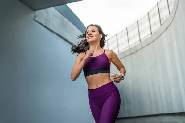 Schöne Junge Frau Sportkleidung Läuft Während Des Trainings — Stockfoto
