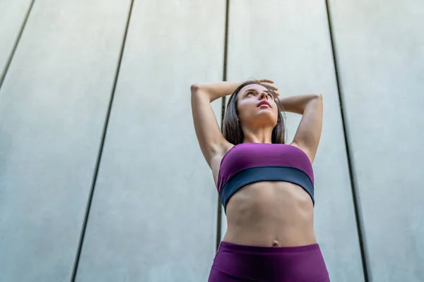 Mujer Corredor Estiramiento Antes Hacer Ejercicio Aire Libre — Foto de Stock